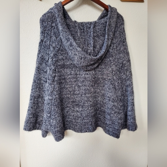 BCBGMAXAZRIA hooded cape. Womens size M - Picture 4 of 4